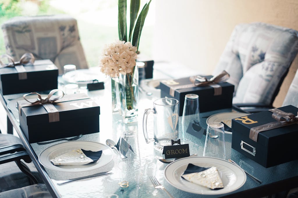 Wohnaccessoires und Tischwäsche, saisonale Dekoartikel